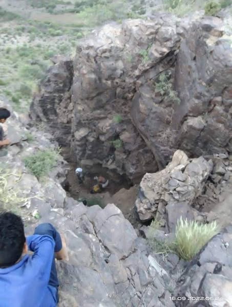 انهيار صخري على رؤوس الباحثين عن الكنوز 